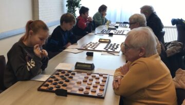 Achttal wint met ruime cijfers